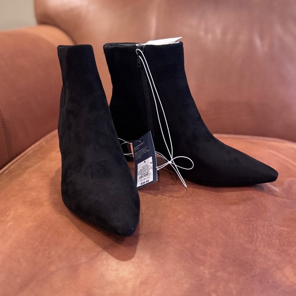 ⭐️ 🆕 NWT Black faux suede kitten heel boots - Picture 1 of 10